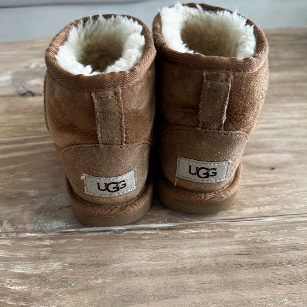 GIRL/BOYS UGG BOOTS